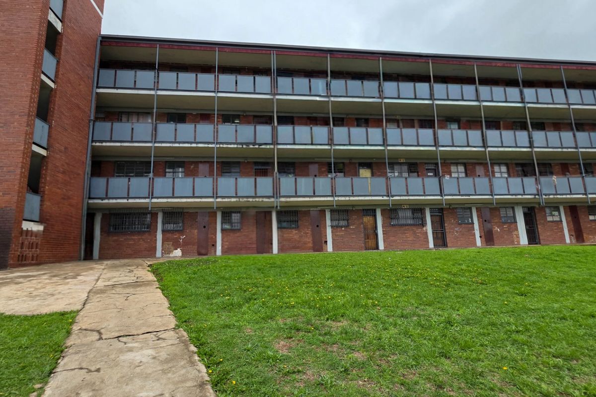 Secure 3 Bedroom Flat at the Entrance of Laudium - Photo 2