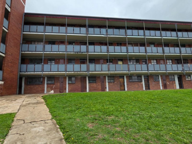 Secure 3 Bedroom Flat at the Entrance of Laudium - Photo 2