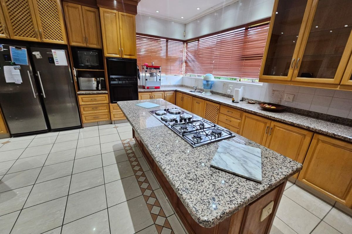 A Beautiful 4 bedroom 3.5 bathroom house for sale in Erasmia - Photo 5