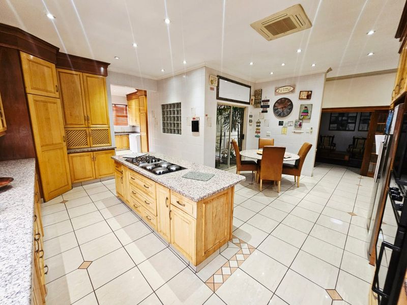 A Beautiful 4 bedroom 3.5 bathroom house for sale in Erasmia - Photo 6