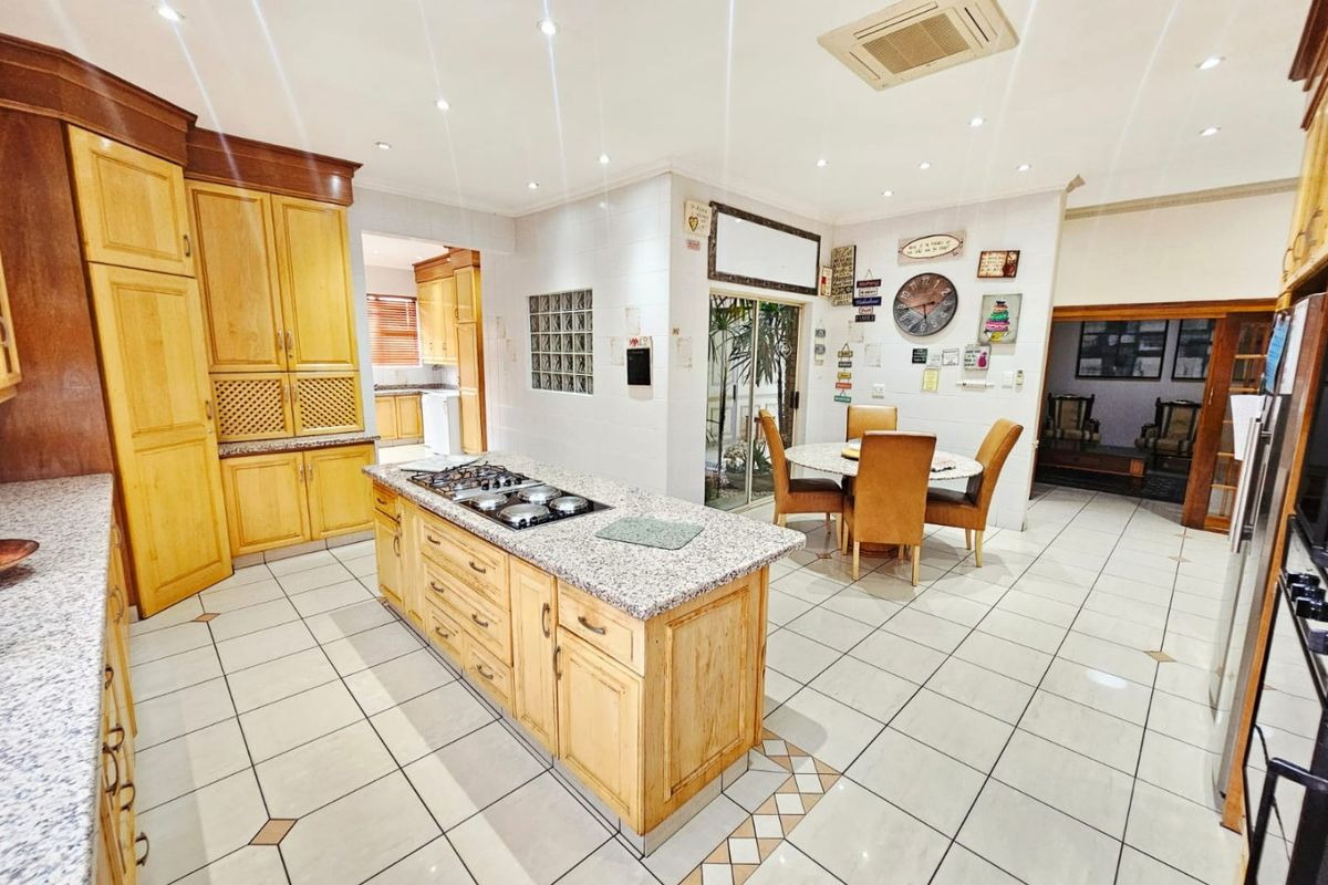 A Beautiful 4 bedroom 3.5 bathroom house for sale in Erasmia - Photo 3