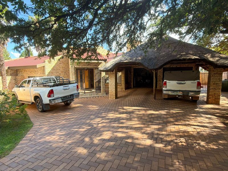 Exclusive, One-of-a-Kind Residence in a Quiet, Secure Street - Photo 2