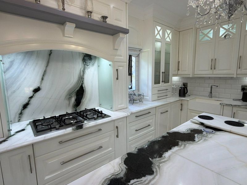 Exclusive, One-of-a-Kind Residence in a Quiet, Secure Street - Photo 4