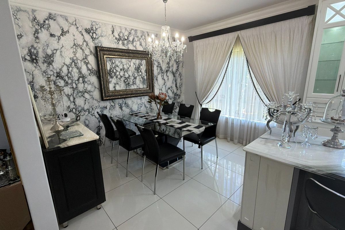 Exclusive, One-of-a-Kind Residence in a Quiet, Secure Street - Photo 5