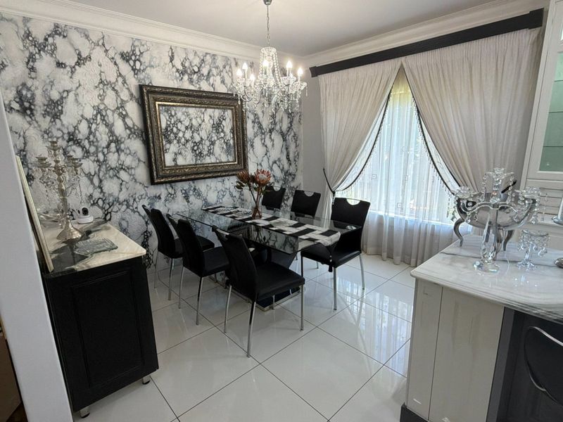 Exclusive, One-of-a-Kind Residence in a Quiet, Secure Street - Photo 5