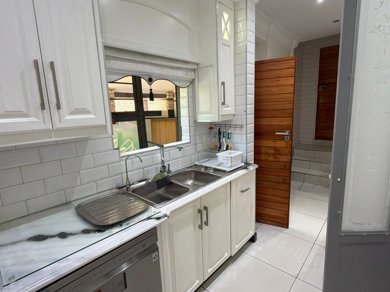 Exclusive, One-of-a-Kind Residence in a Quiet, Secure Street - Photo 6