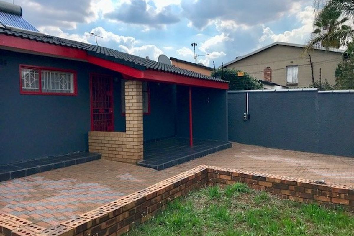 Secure & Spacious  Home Close to All Amenities  - Photo 2