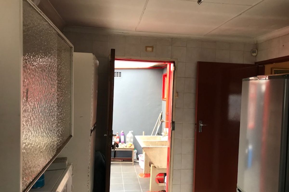 Secure & Spacious  Home Close to All Amenities  - Photo 5