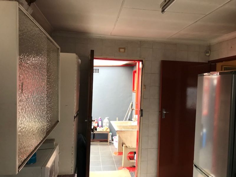 Secure & Spacious  Home Close to All Amenities  - Photo 5