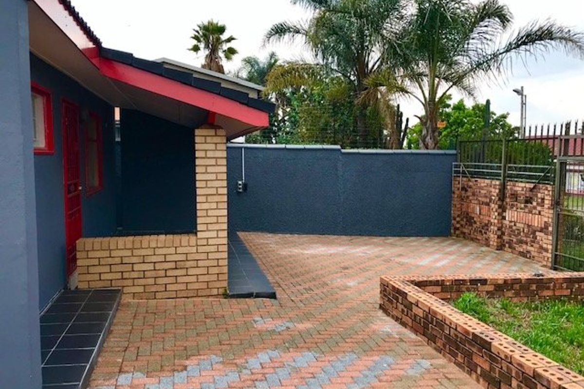 Secure & Spacious  Home Close to All Amenities  - Photo 3