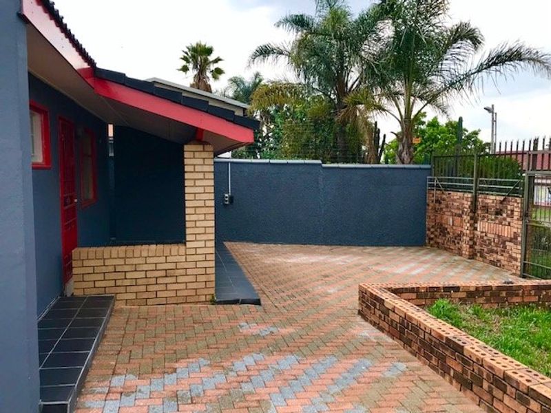 Secure & Spacious  Home Close to All Amenities  - Photo 3