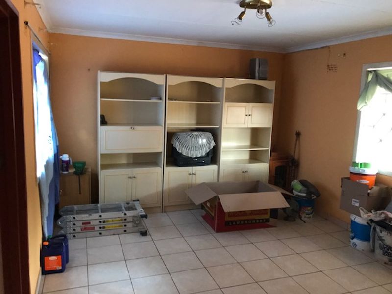 Secure & Spacious  Home Close to All Amenities  - Photo 8