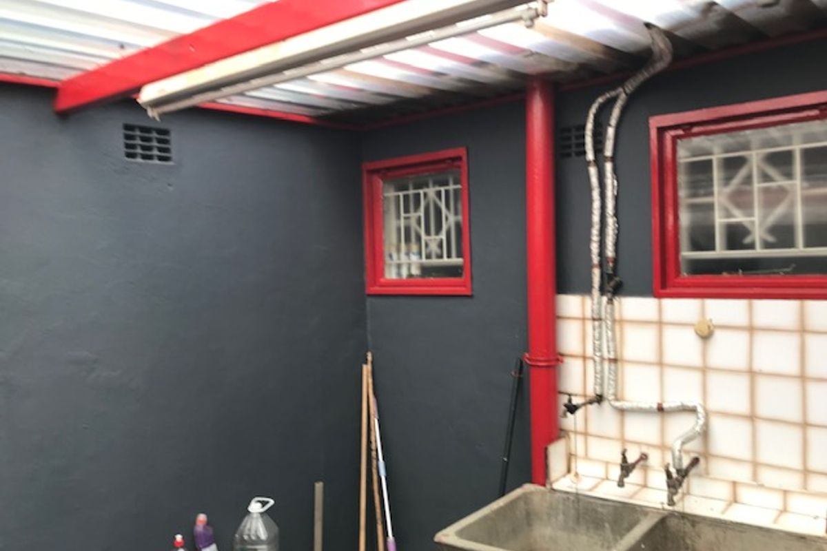 Secure & Spacious  Home Close to All Amenities  - Photo 4