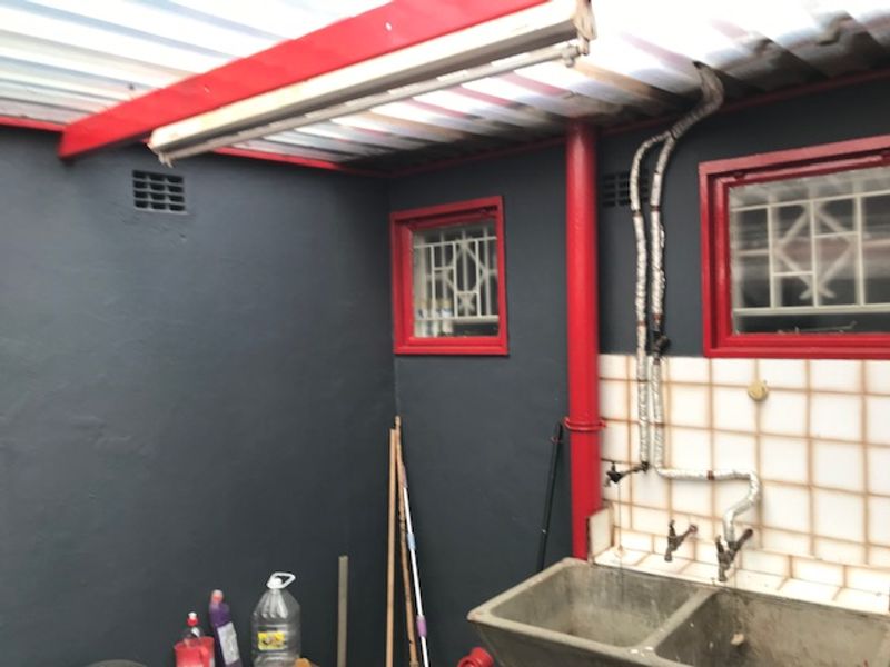 Secure & Spacious  Home Close to All Amenities  - Photo 4