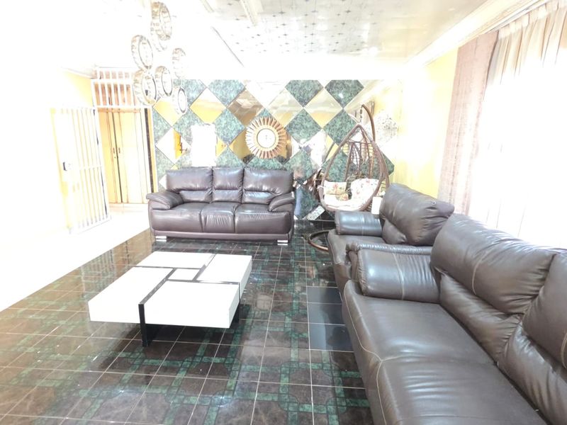5 Bedroom Spacious Modern Family Home in Manzil Park, Klerksdorp - Photo 4