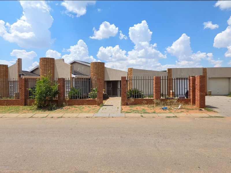 5 Bedroom Spacious Modern Family Home in Manzil Park, Klerksdorp - Photo 2
