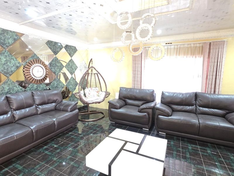 5 Bedroom Spacious Modern Family Home in Manzil Park, Klerksdorp - Photo 3