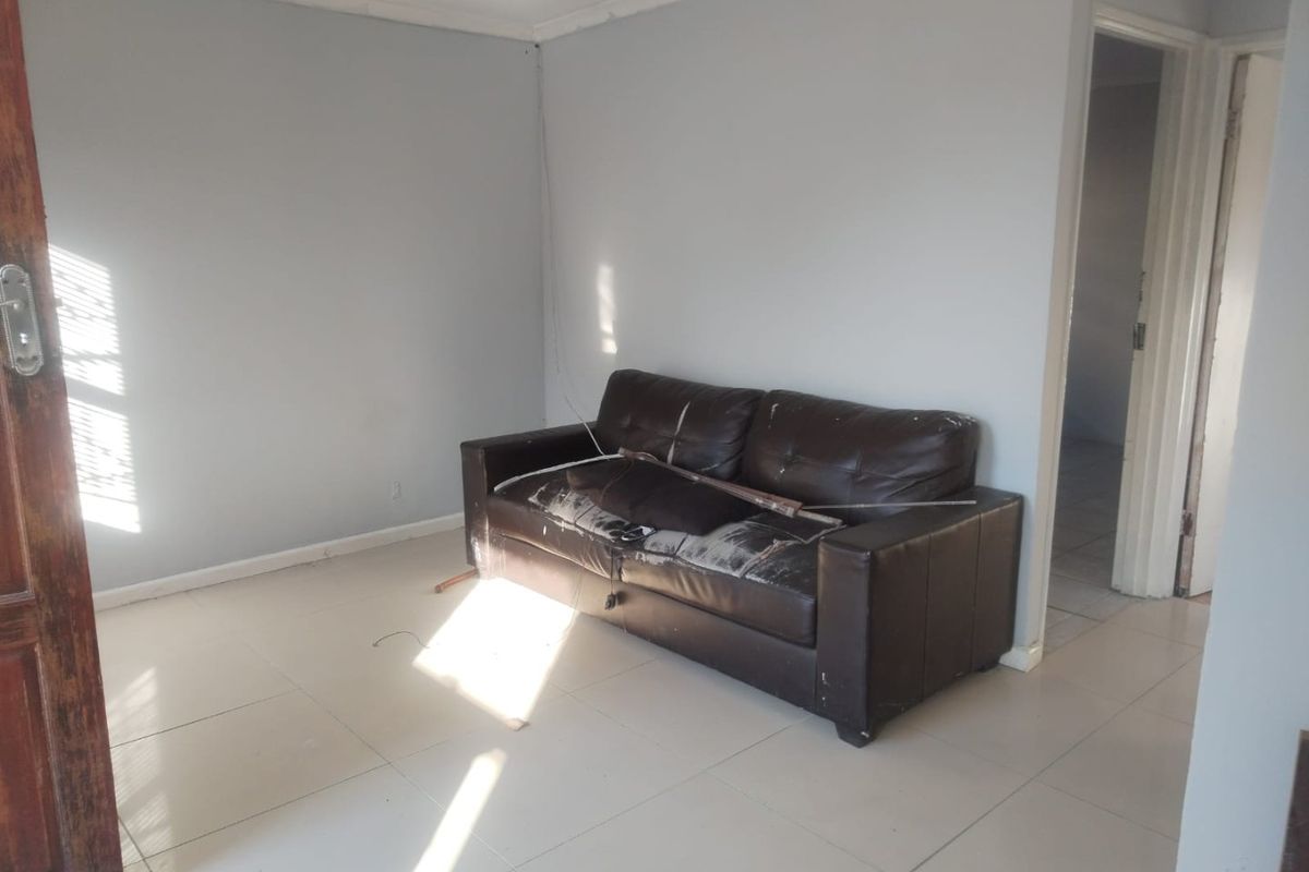 2 Bedroom House for sale in Mxolisi Phetani - Photo 5