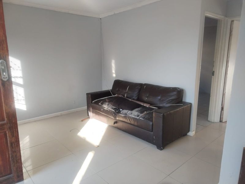 2 Bedroom House for sale in Mxolisi Phetani - Photo 5