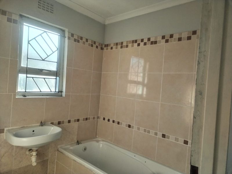 2 Bedroom House for sale in Mxolisi Phetani - Photo 8
