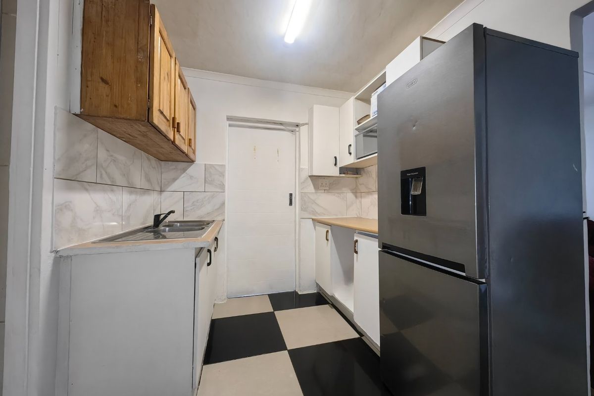 Investors Dream! 1st time buyers only! - Photo 2