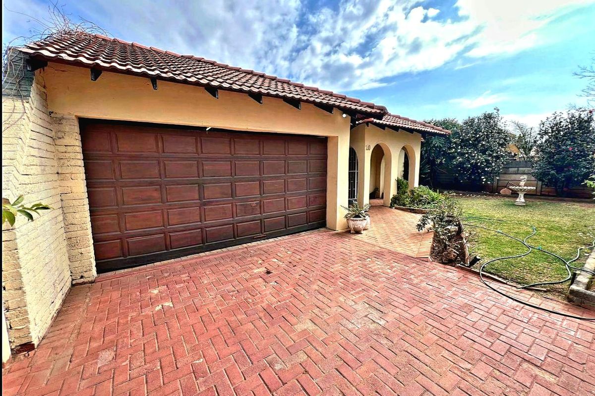Charming 3-bedroom home in Randlespark, Klerksdorp, perfect for families seeking comfort and style - Photo 2