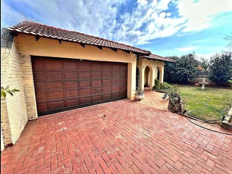 Charming 3-bedroom home in Randlespark, Klerksdorp, perfect for families seeking comfort and style - Photo 2