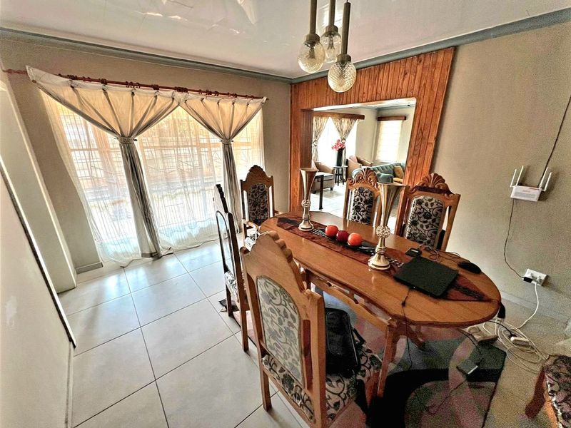 Charming 3-bedroom home in Randlespark, Klerksdorp, perfect for families seeking comfort and style - Photo 4