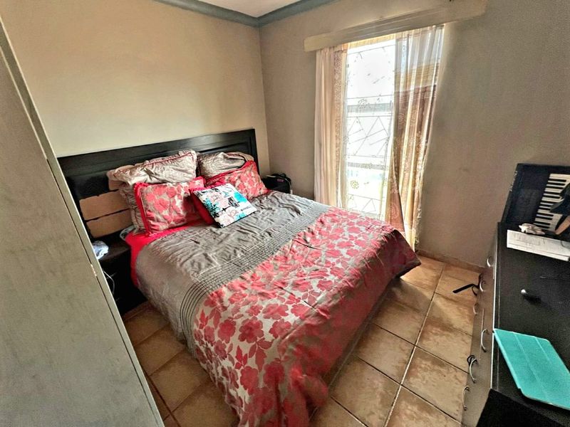 Charming 3-bedroom home in Randlespark, Klerksdorp, perfect for families seeking comfort and style - Photo 10