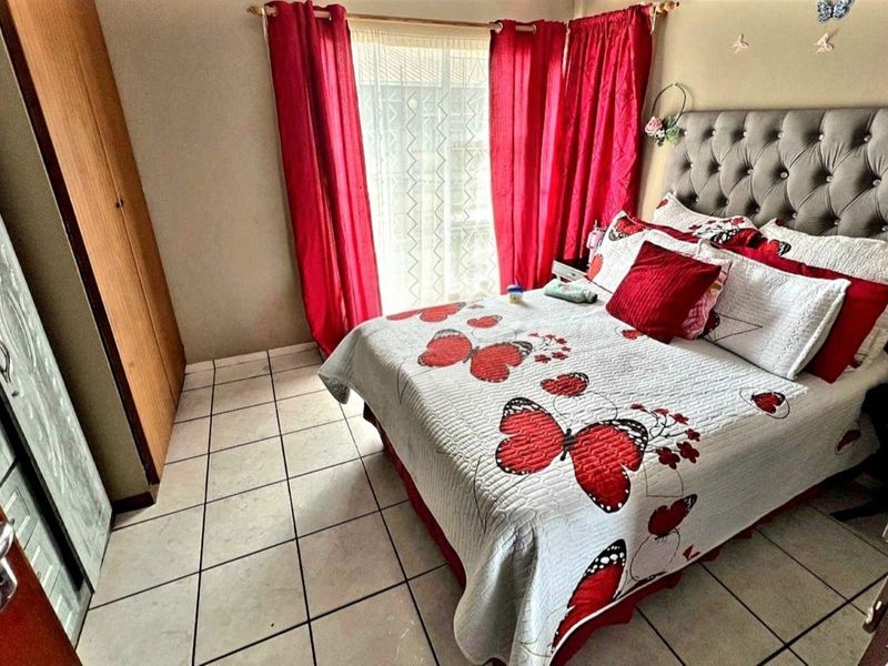 Charming 3-bedroom home in Randlespark, Klerksdorp, perfect for families seeking comfort and style - Photo 9