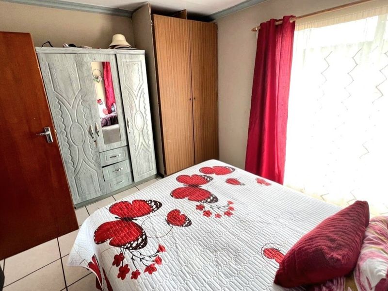 Charming 3-bedroom home in Randlespark, Klerksdorp, perfect for families seeking comfort and style - Photo 8