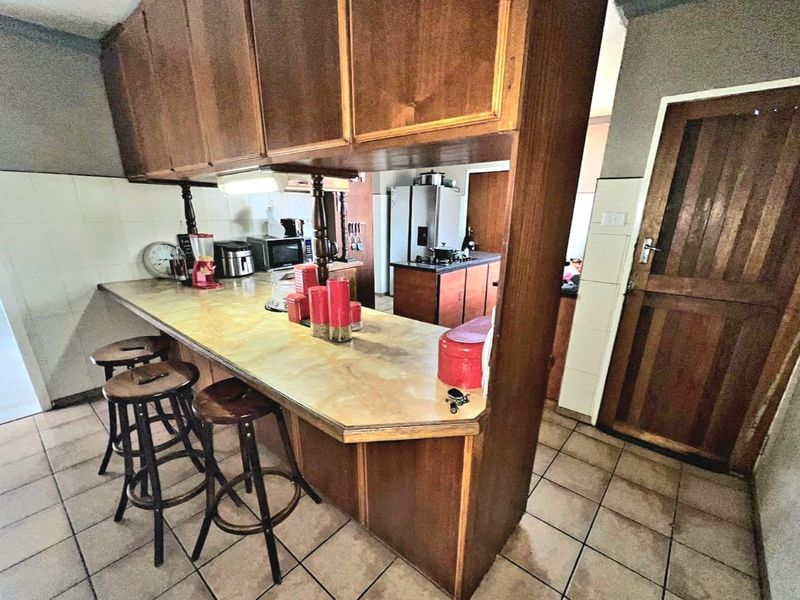 Charming 3-bedroom home in Randlespark, Klerksdorp, perfect for families seeking comfort and style - Photo 7