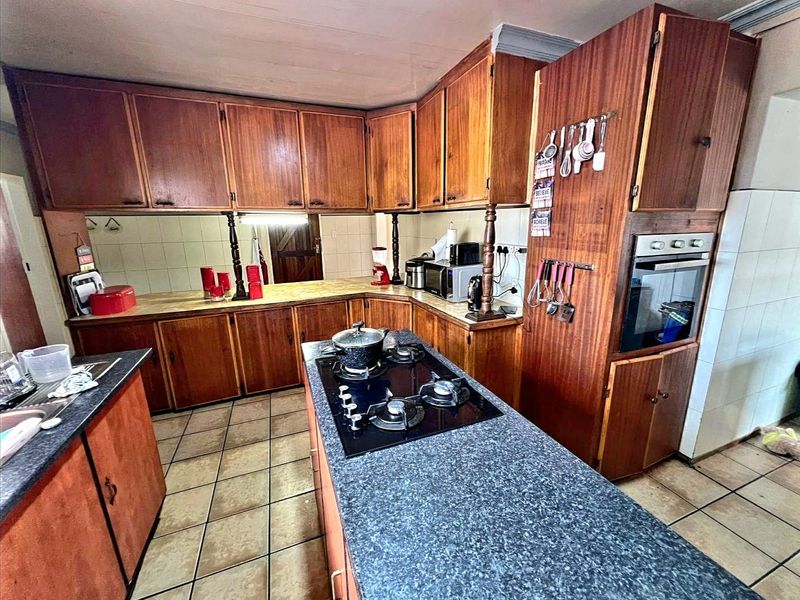 Charming 3-bedroom home in Randlespark, Klerksdorp, perfect for families seeking comfort and style - Photo 6