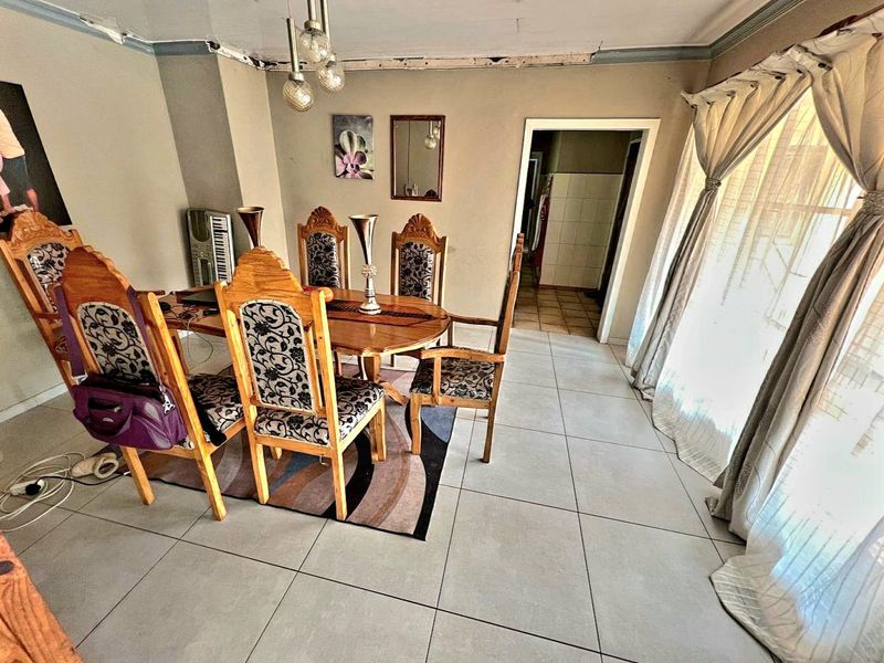 Charming 3-bedroom home in Randlespark, Klerksdorp, perfect for families seeking comfort and style - Photo 3