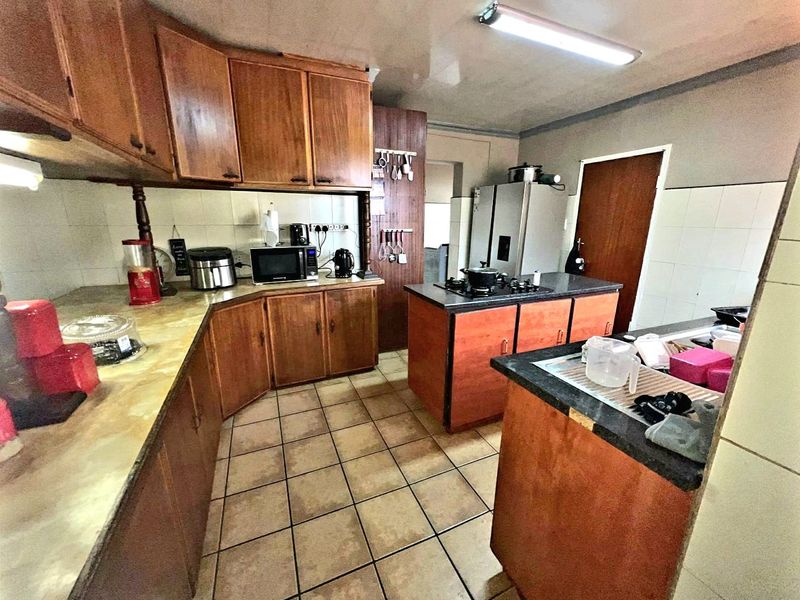 Charming 3-bedroom home in Randlespark, Klerksdorp, perfect for families seeking comfort and style - Photo 5