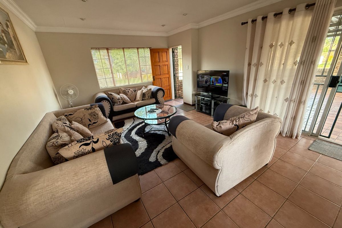 Spacious Living! - Photo 3