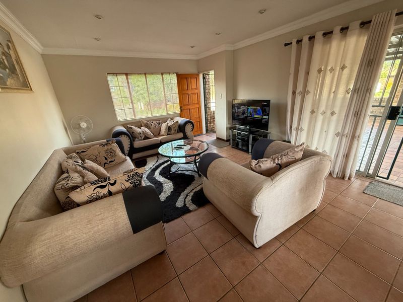 Spacious Living! - Photo 3