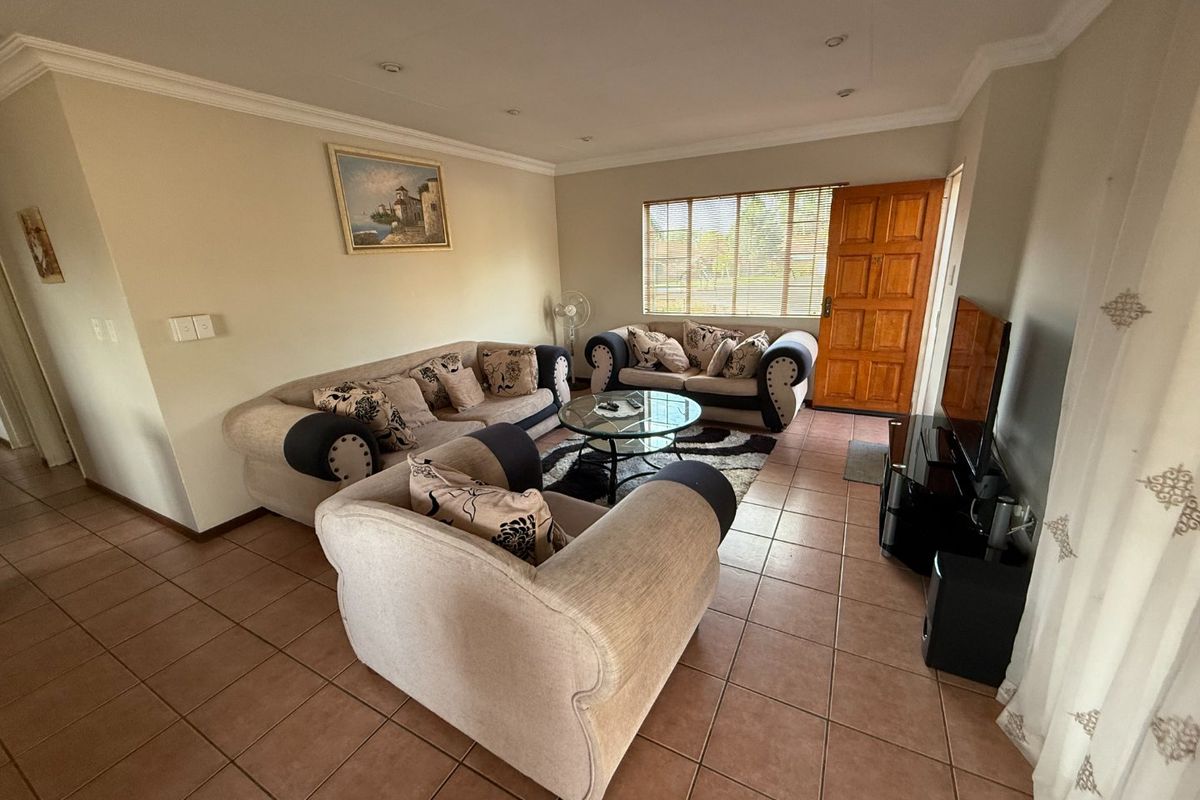 Spacious Living! - Photo 2