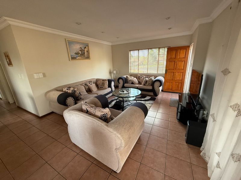 Spacious Living! - Photo 2