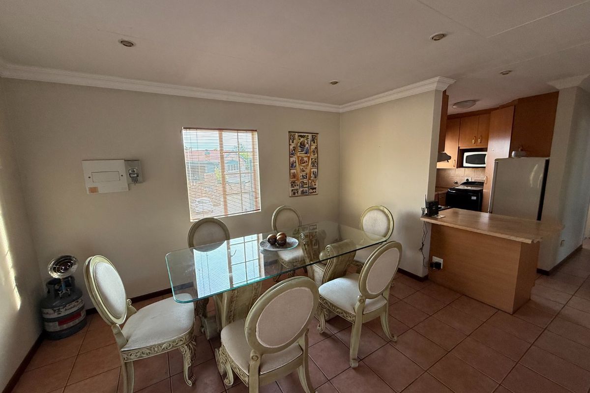 Spacious Living! - Photo 4