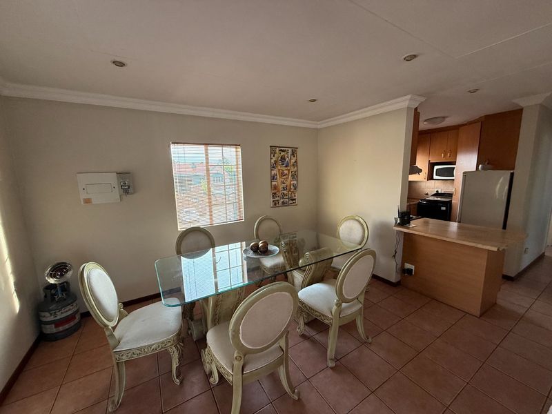 Spacious Living! - Photo 4