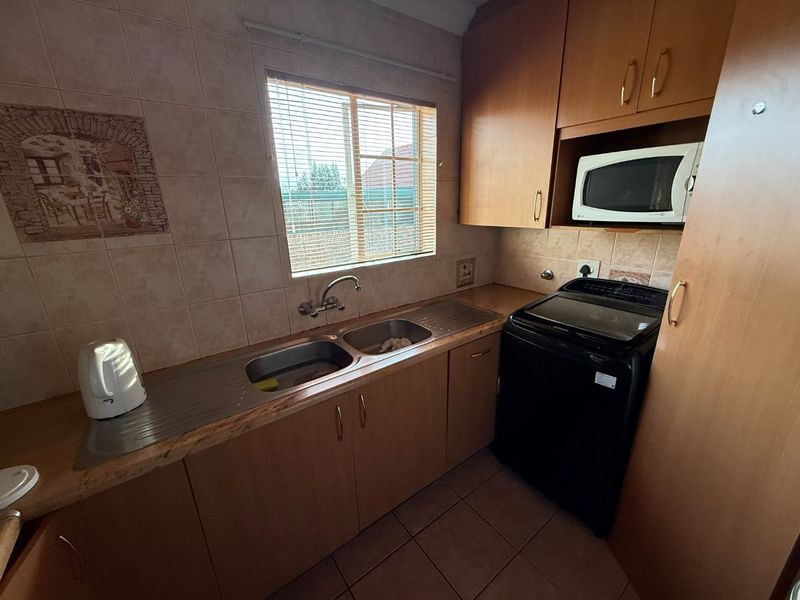 Spacious Living! - Photo 9