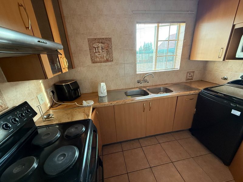 Spacious Living! - Photo 7