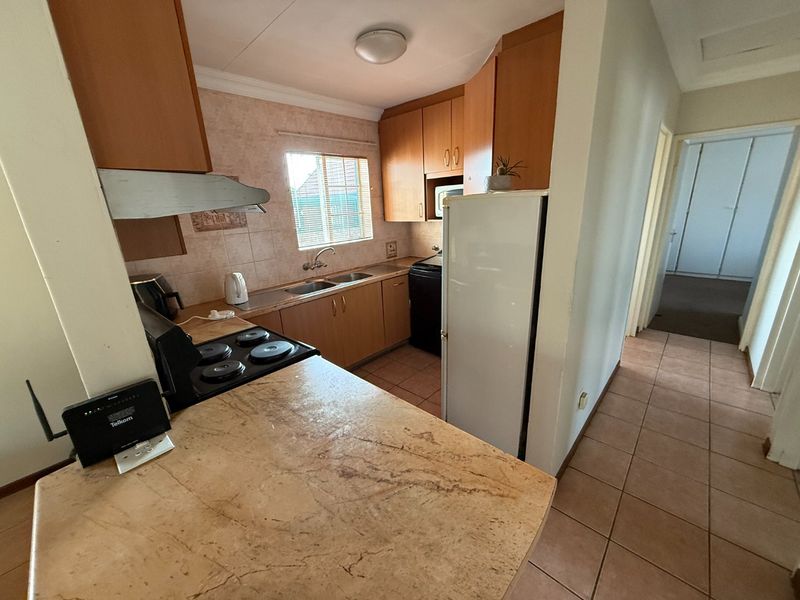 Spacious Living! - Photo 6