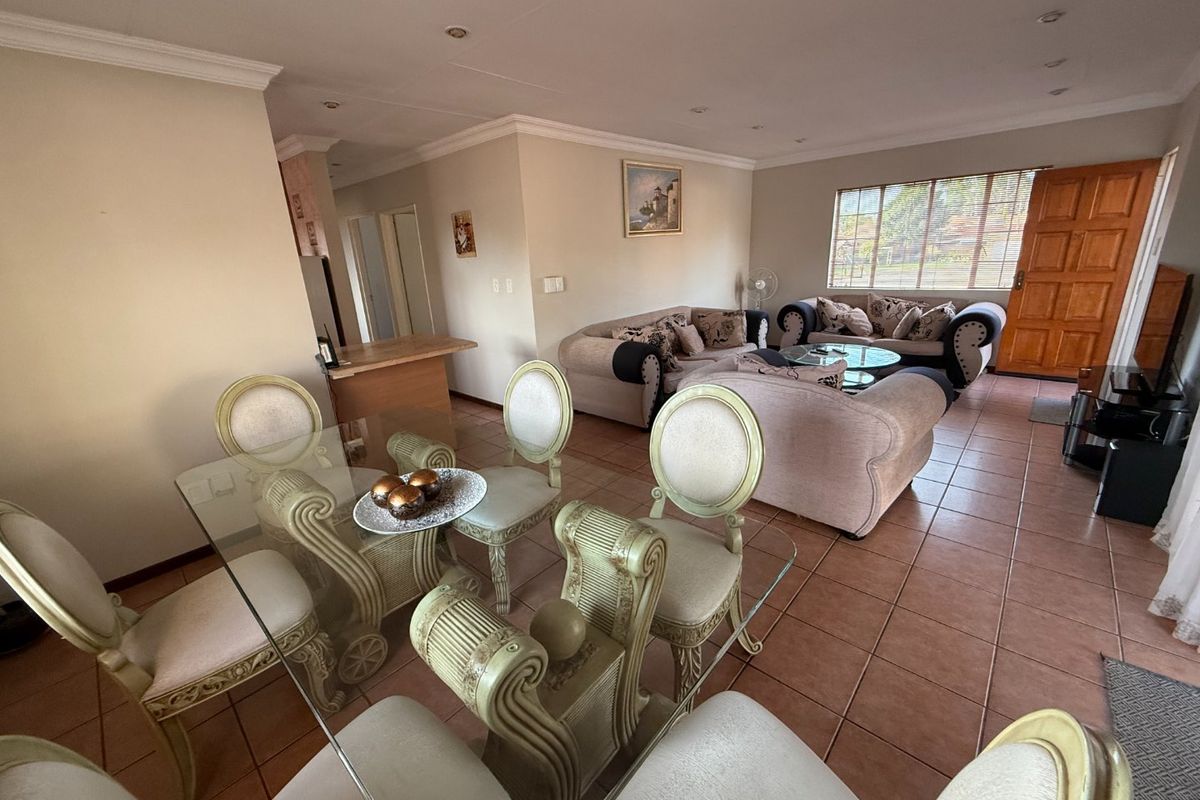 Spacious Living! - Photo 5