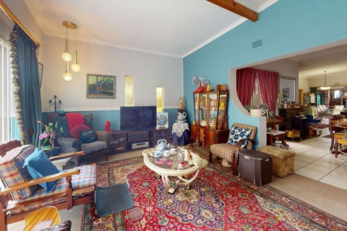 Spacious Modern Family Home - Photo 2