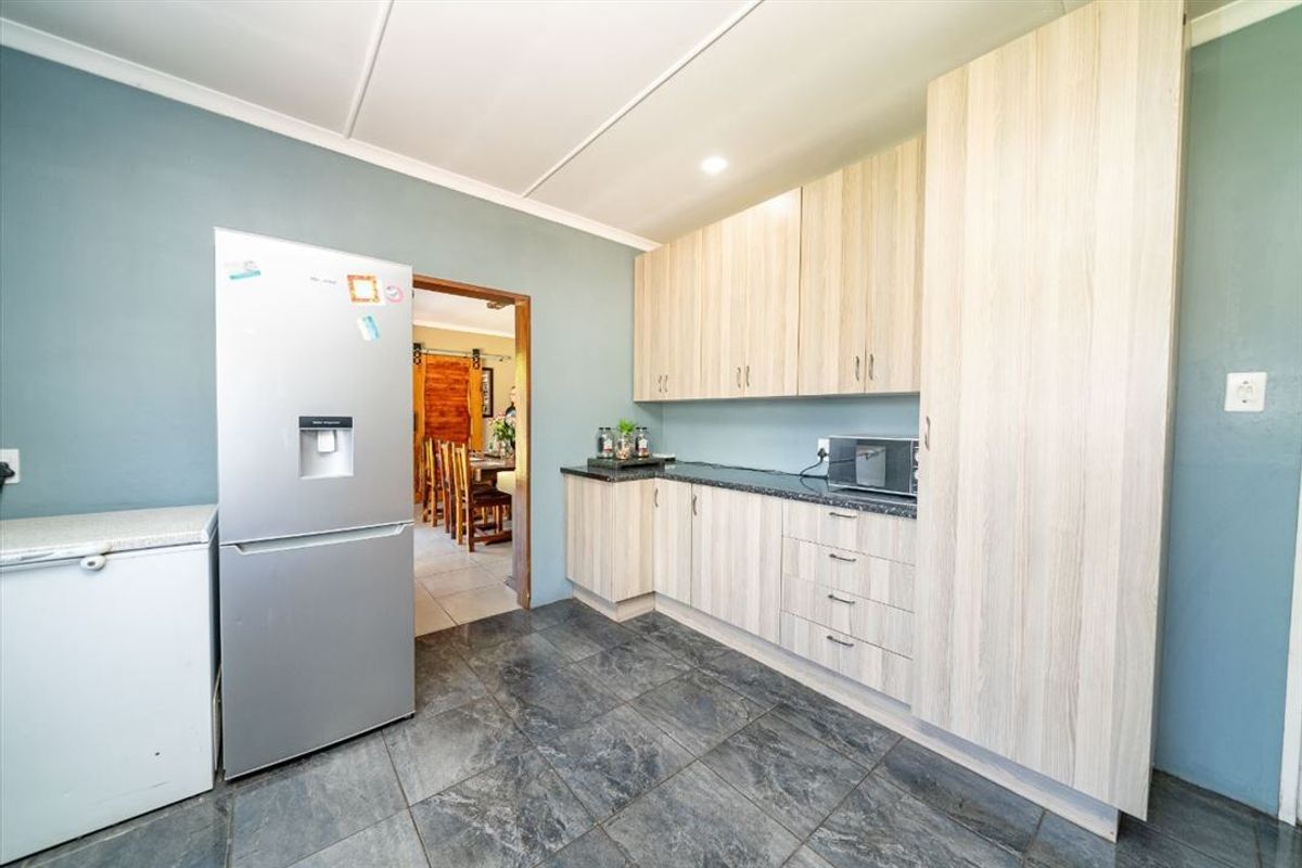 Contemporary Family Living Space - Photo 4