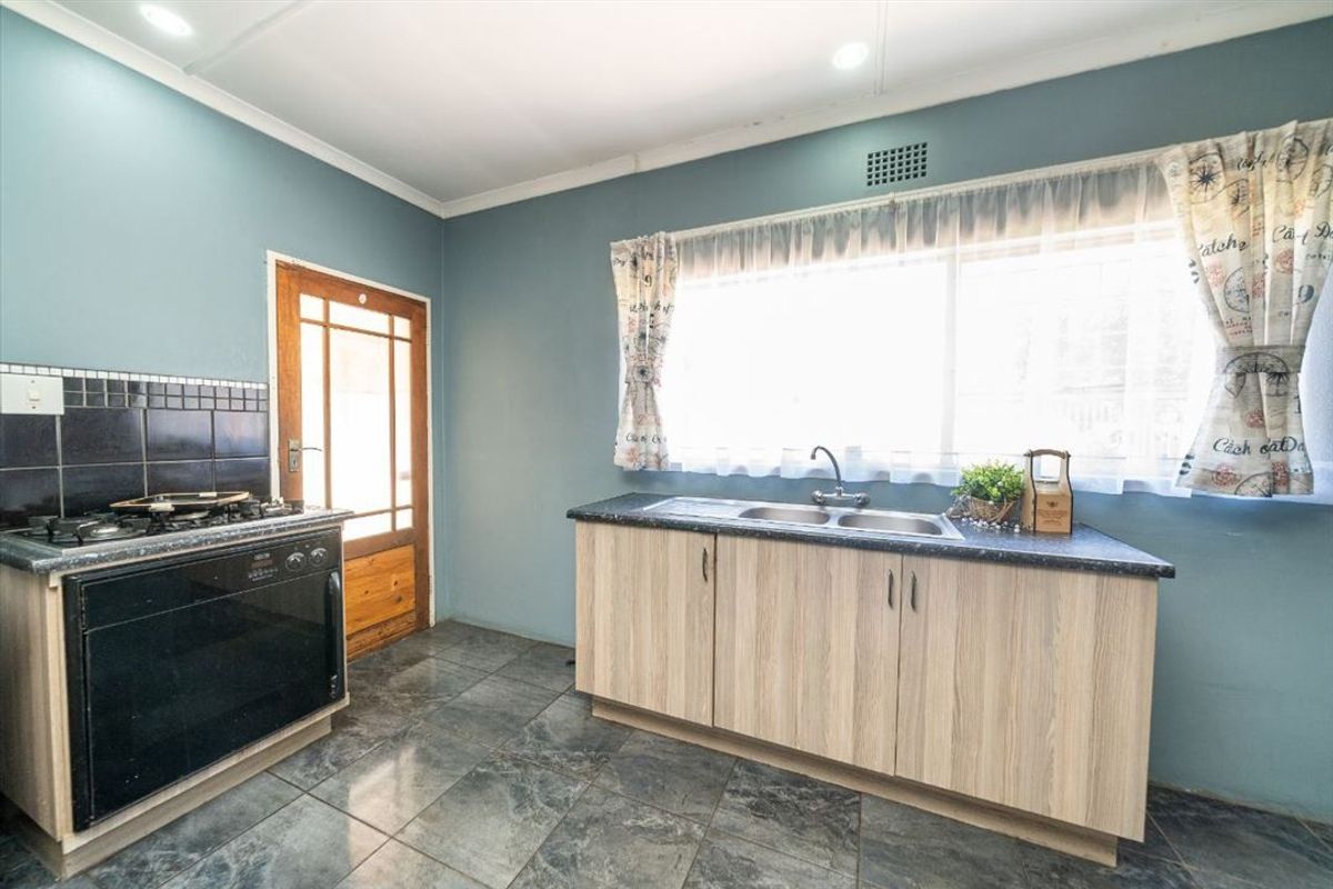 Contemporary Family Living Space - Photo 5