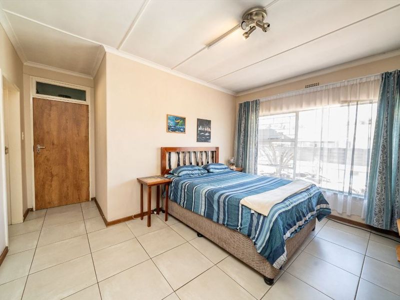 Contemporary Family Living Space - Photo 7