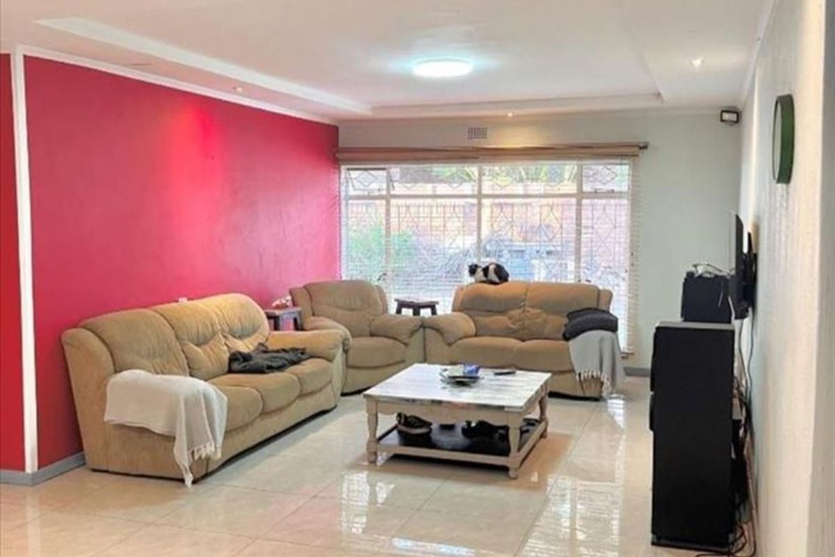 Elegant Home With Versatile Living - Photo 2